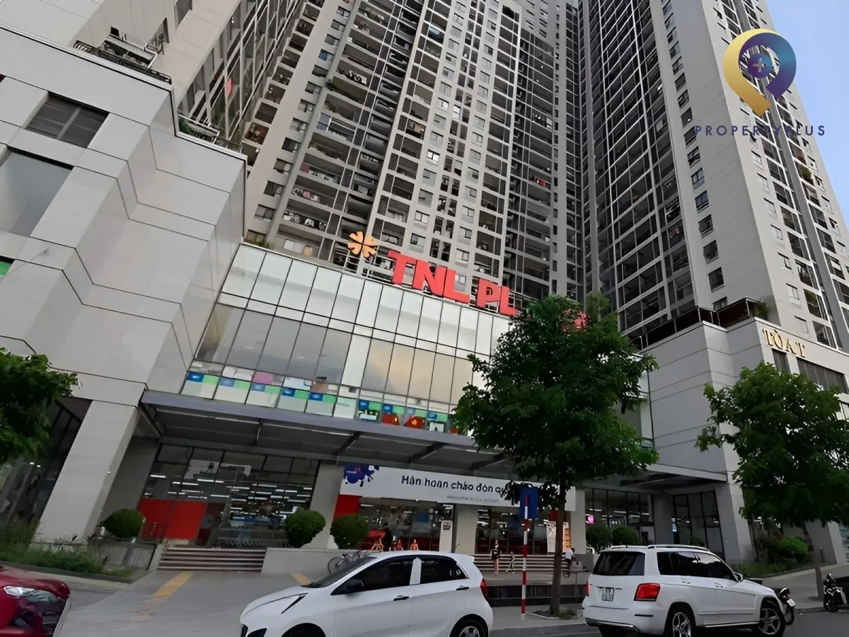Tòa nhà TNR Goldsilk Complex nhìn từ mặt ngoài với không gian phía trước.